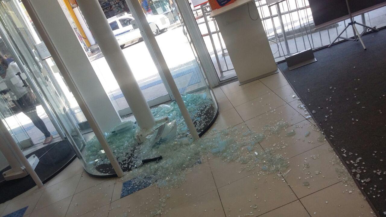 Agência do Itaú do centro de Macaé, teve porta giratória quebrada pelo cliente