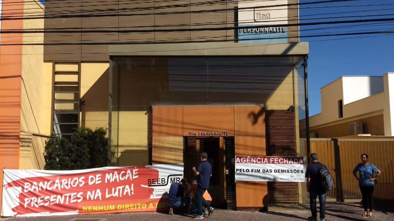 Itaú demite funcionária com estabilidade assegurada por lei