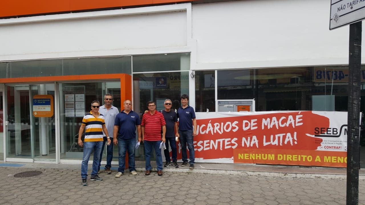 Bancários fecham agências do Itaú em Macaé em protesto contra as demissões