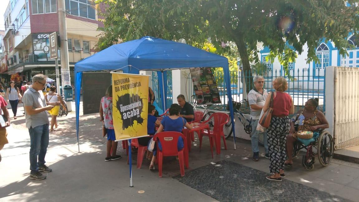 Coleta de assinaturas contra reforma da Previdência