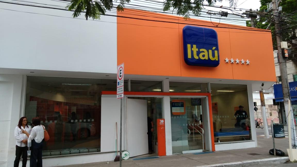 AG. do Itaú do centro, sofre ato de vandalismo