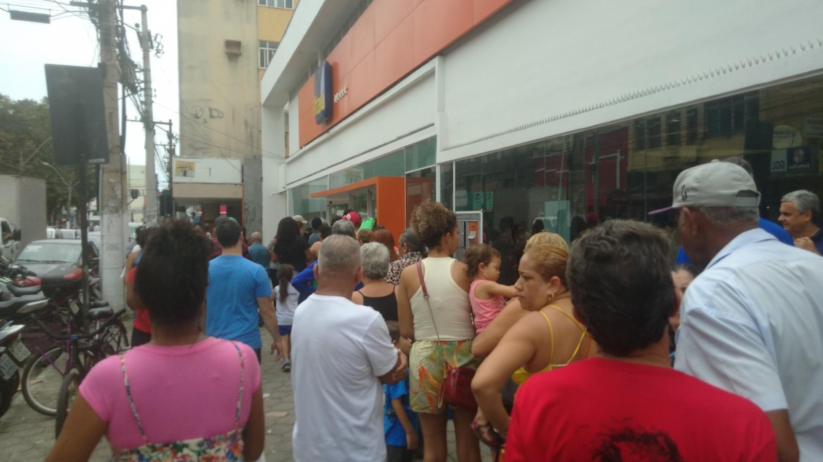 Itaú fecha agência em Macae, e causa transtorno a população
