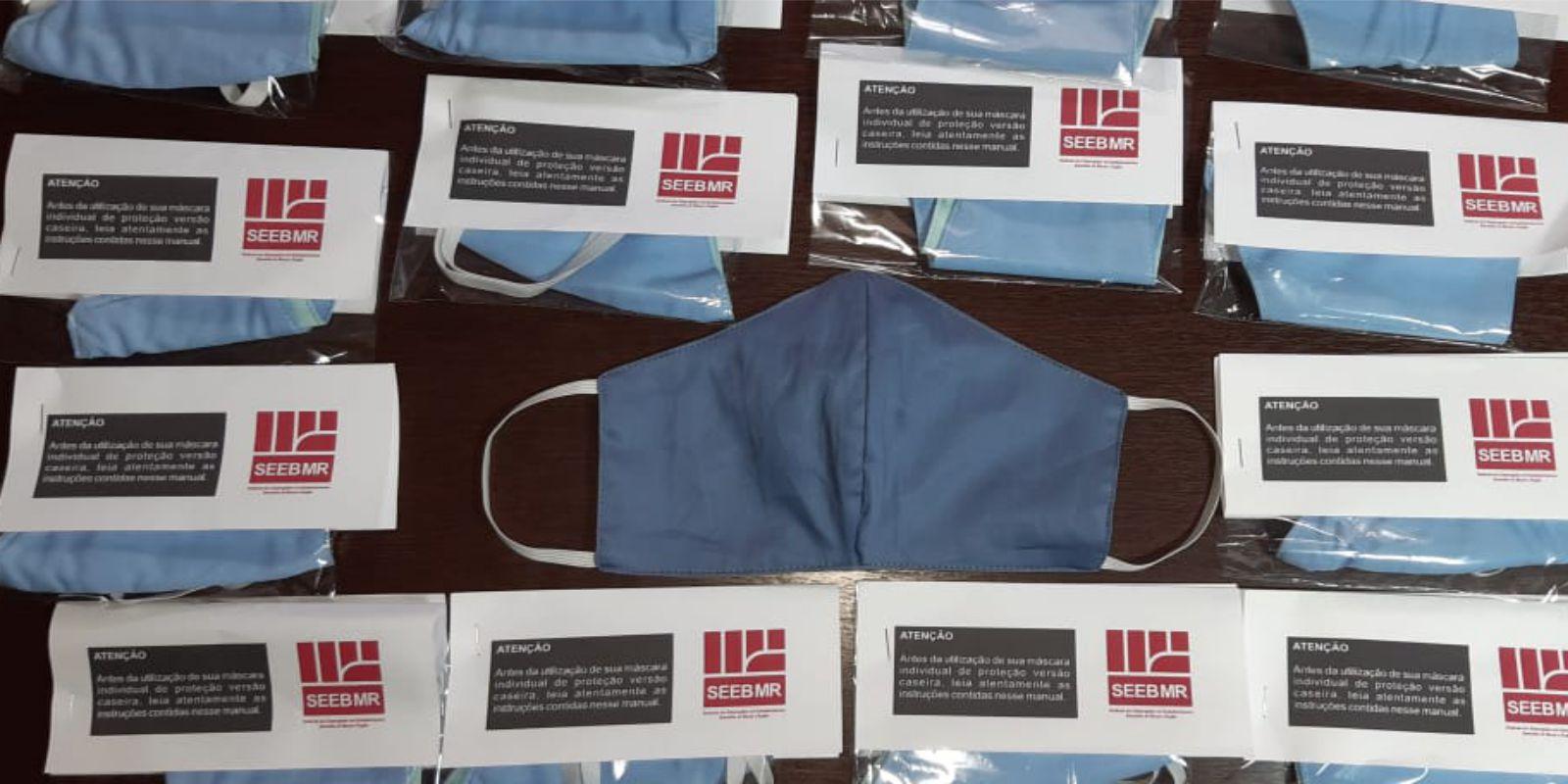O Sindicato dos Bancários de Macaé e Região entrega máscaras aos funcionários de agências bancárias.