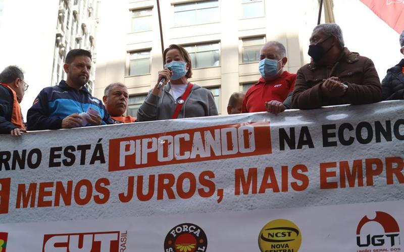 Trabalhadores protestam contra juros altos