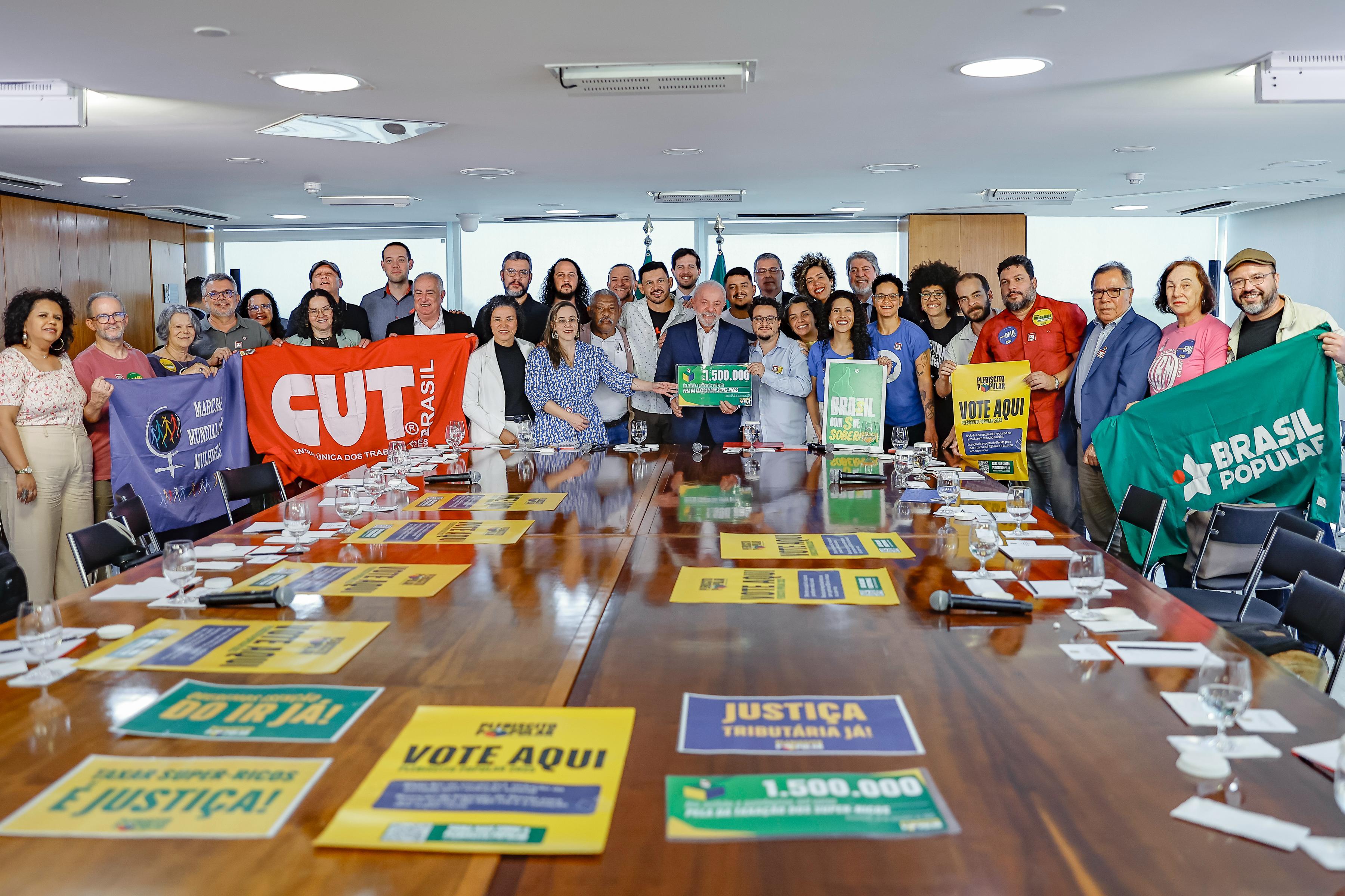 Plebiscito Popular 2025 é entregue ao presidente Lula com apoio massivo à isenção do IR e ao fim da escala 6x1